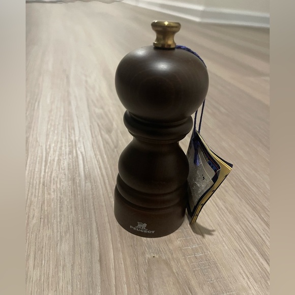 Peugeot Paris Manual Salt Mill-Adjustable Grinder-Beechwood, Chocolate, - Picture 1 of 5